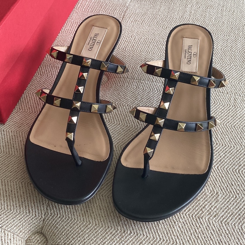 SOLD ON FACEBOOK! Like new Valentino Rockstud Kitten heels